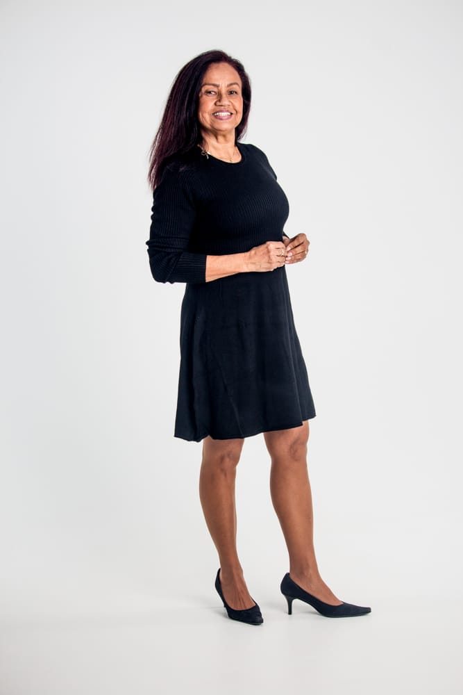 Elielza en robe noire, en pied